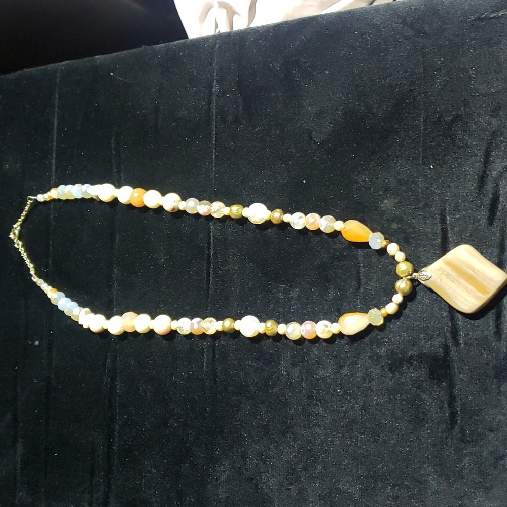 Semi precious stone pendent necklace